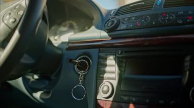 Araba kullanırken direksiyonu çeviren kişi