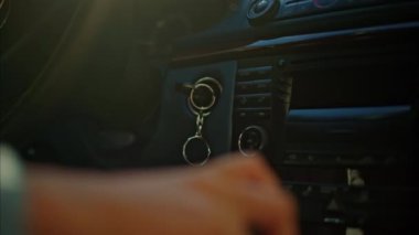 Gündüz araba kullanırken vites değiştiren kişi