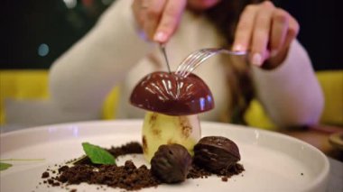 Lokantada çikolata mantarı doğrayan bir kadın.