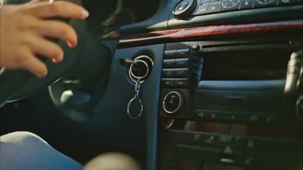 Osoba Obracająca Kierownicą Podczas Jazdy Samochodem — Wideo stockowe