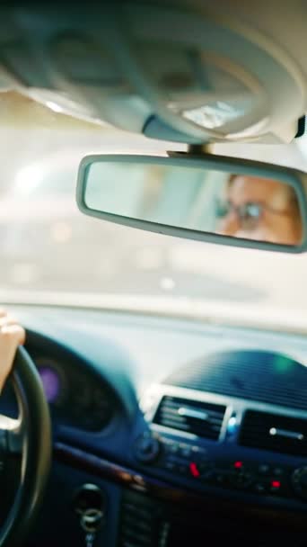Reflexo Mulher Espelho Conduzir Carro Trânsito Cidade Luz Dia Vertical — Vídeo de Stock
