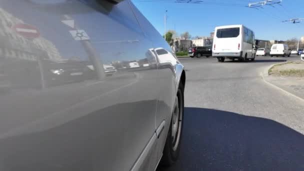교통에서 아래로 자동차 측면의 — 비디오