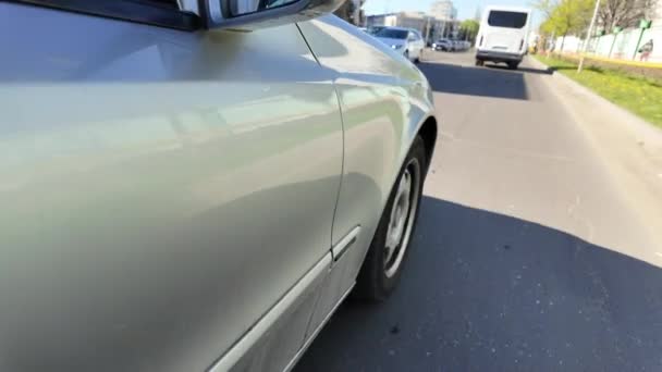 Şehir Trafiğinde Yol Boyunca Giden Gümüş Renkli Bir Arabanın Yanına — Stok video