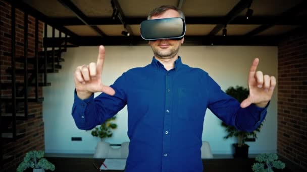 Man Gesturing While Using Virtual Reality Headset Office — Stock Video