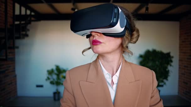 Kvinna Med Hjälp Ett Virtual Reality Headset Ett Kontor — Stockvideo