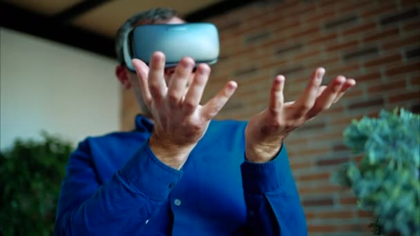 在办公室使用虚拟现实耳机时的人类手势 — 图库视频影像