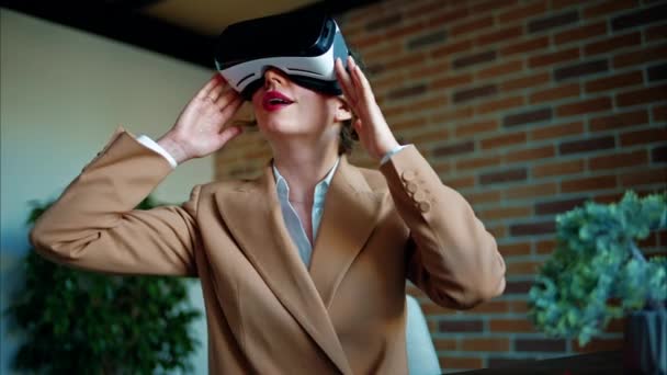 Kvinna Imponerad När Använder Virtuell Verklighet Headset Ett Kontor Man — Stockvideo