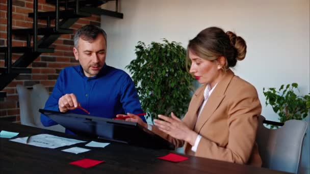 Άνδρας Και Γυναίκα Συζητούν Σχέδια Μια Οθόνη Στο Τραπέζι Ένα — Αρχείο Βίντεο