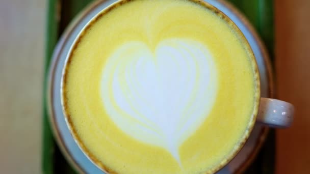 Kalp Tasarımlı Sarı Zerdeçal Latte Bardağını Kapat — Stok video