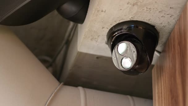 Runde Schwarze Überwachungskamera Auf Einem Gebäude Das Gefilmt Wird — Stockvideo