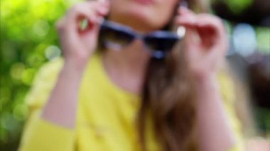 Dışarıda güneş gözlüğü takan bir kadın.