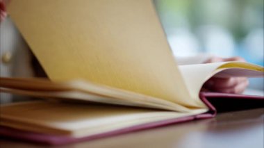 Restoranda menü okuyan bir kadın.