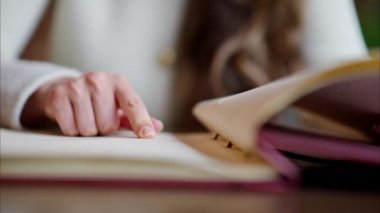 Restoranda menü okuyan bir kadın.