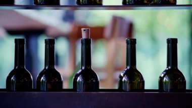 Restoranda raflarda şarap şişeleri.