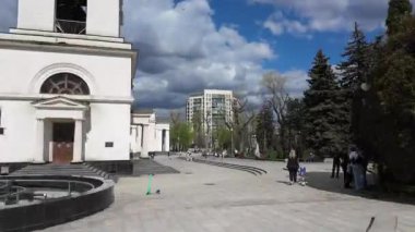 Chisinau, Moldova - 28 Mart 2024: Katedral Parkı 'nda yürüyen kişinin zaman çizelgesi