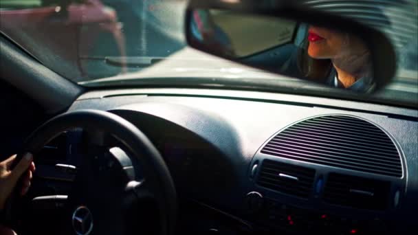 モルドバのシナウ 2024年4月3日 鏡に映る女性の反射 昼間の交通で車を運転する — ストック動画