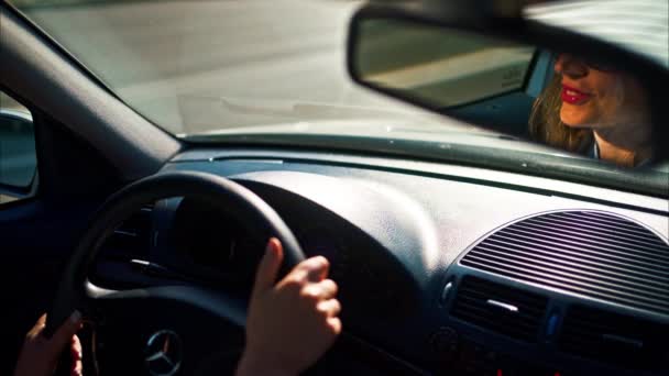 モルドバのシナウ 2024年4月3日 鏡に映る女性の反射 昼間の交通で車を運転する — ストック動画