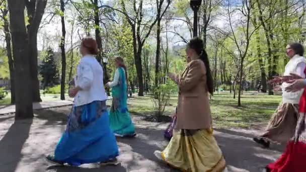 Chisinau Moldavia Marzo 2024 Personas Vestidas Con Ropa India Caminando — Vídeos de Stock