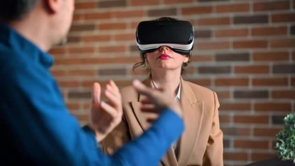 Woman Using Virtual Reality Headset Office While Explains Gesticulates — Stockvideo