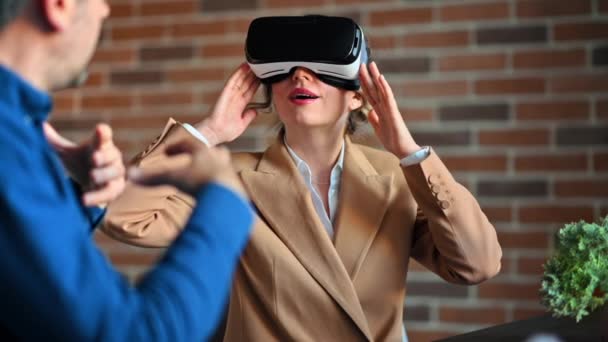 Mulher Impressionado Usar Fone Ouvido Realidade Virtual Escritório Enquanto Homem — Vídeo de Stock