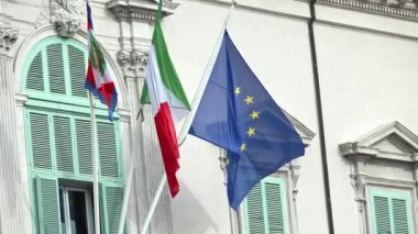 İtalya ve Avrupa Birliği bayrakları ve İtalya Cumhurbaşkanlığı flaması Roma, İtalya 'daki Quirinale Sarayı' nın önünde sallanıyor.
