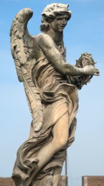 İtalya, Roma 'daki Saint Angel Köprüsü' ndeki mermer melek heykeli. Dikey