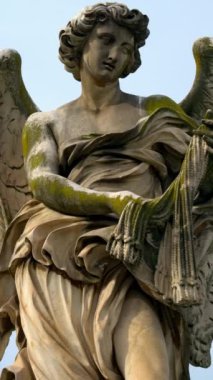 İtalya, Roma 'daki Saint Angel Köprüsü' ndeki mermer melek heykeli. Dikey