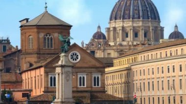 Roma, İtalya - 16 Şubat 2024: Ponte Sant 'Angelo' nun arkasındaki binaların yakın görüntüsü