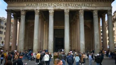 Roma, İtalya - 16 Şubat 2024: Gündüz vakti Panteon 'un önü