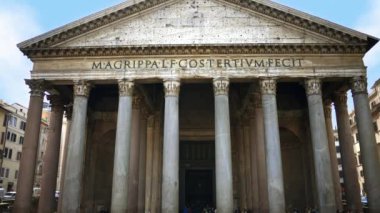 Roma, İtalya - 16 Şubat 2024: Gündüz vakti Panteon 'un önü