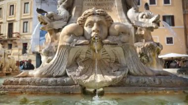 Roma, İtalya - 16 Şubat 2024: Pantheon Çeşmesi Roma Panteonu önünde