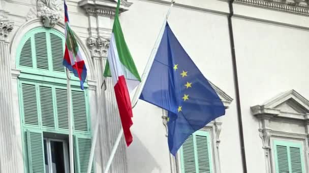 Флаги Италии Европейского Союза Президентского Флага Италии Размахивающие Перед Квиринальским — стоковое видео