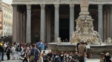Roma, İtalya - 16 Şubat 2024: Gündüz vakti Panteon 'un önü