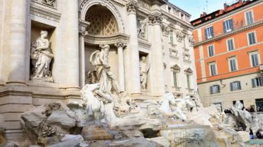 Roma, İtalya - 16 Şubat 2024: Trevi Çeşmesinin yan manzarası