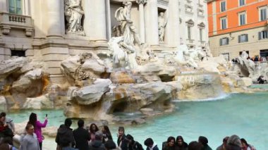 Roma, İtalya - 16 Şubat 2024: Trevi Çeşmesinin yan manzarası