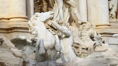 Roma, İtalya - 16 Şubat 2024: Trevi Çeşmesinin ön görüntüsü