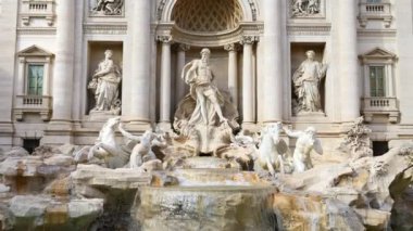 Roma, İtalya - 16 Şubat 2024: Trevi Çeşmesinin önü
