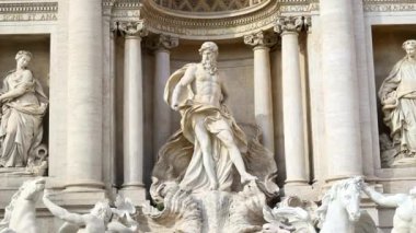 Roma, İtalya - 16 Şubat 2024: Trevi Çeşmesinin önü