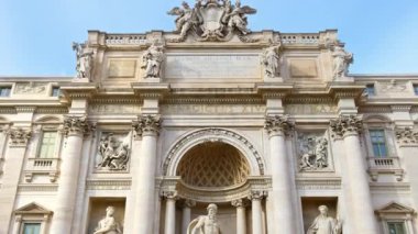 Roma, İtalya - 16 Şubat 2024 Trevi Çeşmesinin cephesi