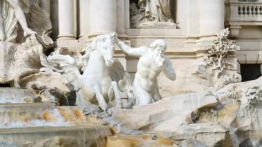 Roma, İtalya - 16 Şubat 2024: Trevi Çeşmesinin ön görüntüsü