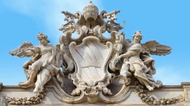 Roma, İtalya - 16 Şubat 2024: Trevi Çeşmesinin tepesine yakın çekim