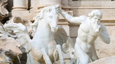 Roma, İtalya - 16 Şubat 2024: Trevi Çeşmesinin ön görüntüsü
