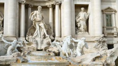 Roma, İtalya - 16 Şubat 2024: Trevi Çeşmesinin önü