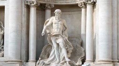 Roma, İtalya - 16 Şubat 2024: Trevi Çeşmesinin önü