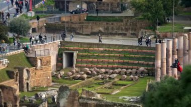 Roma, İtalya - 16 Şubat 2024: Arka planda yürüyen insanların bulunduğu Antik Roma kalıntıları