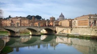 Roma, İtalya - 16 Şubat 2024: Ponte Vittorio Emanuele II Tiber Nehri 'nin karşısında şehir manzaralı