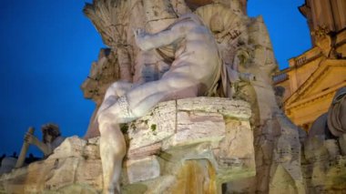 Roma, İtalya - 16 Şubat 2024: Navona Meydanı 'ndaki Dört Nehir Çeşmesi, şafak vakti