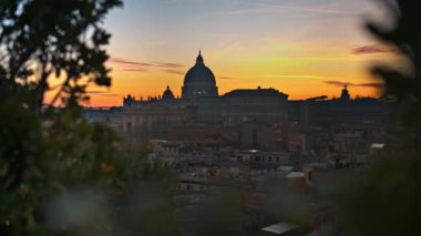 Vatikan Şehri 'nin panoramik manzarası, gün batımında Roma