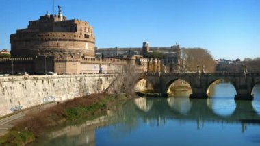 Roma, İtalya - 17 Şubat 2024: St. Angelo Köprüsü Tiber Nehri üzerindeki Sant 'Angelo Kalesi