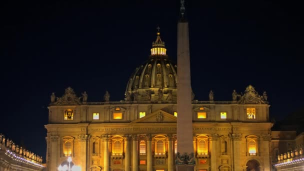 Řím Itálie Února 2024 Přední Pohled Baziliku Petra Vatikánu Noci — Stock video